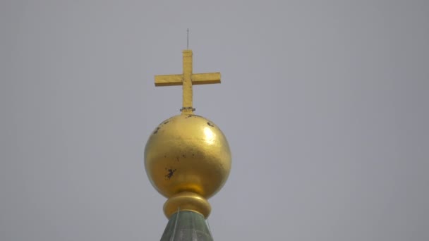 Großaufnahme Eines Goldenen Kreuzes — Stockvideo