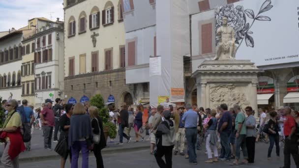 Mensen Buurt Van Een Wit Standbeeld Een Plein — Stockvideo