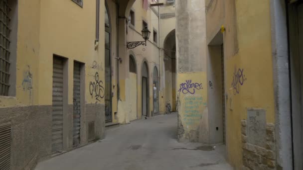 Узкая Улица Граффити Стенах — стоковое видео