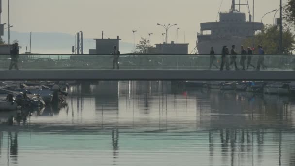 Emberek Sétálnak Gyalogos Hídon — Stock videók