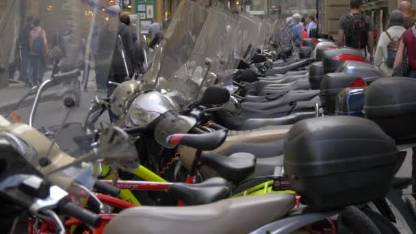 Uma Fila Scooters Estacionados — Vídeo de Stock