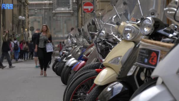 Eine Frau Die Einer Reihe Von Motorrädern Vorbeiläuft — Stockvideo