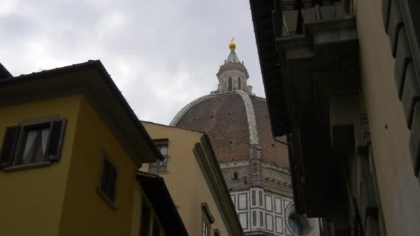 Uma Cúpula Igreja Vista Uma Rua Estreita — Vídeo de Stock