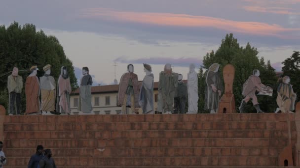 Люди Силуэты Кирпичной Стене — стоковое видео
