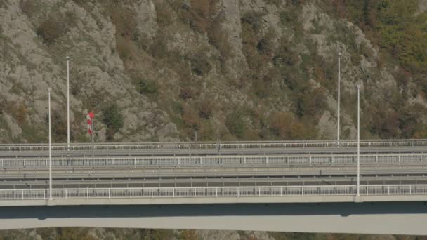 山のそばの道路橋を走る車は — ストック動画