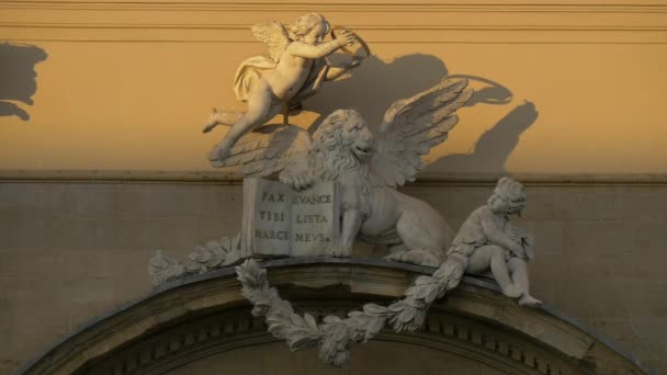 Sculpture Lion Two Angels — Vídeo de Stock