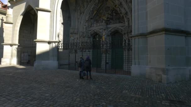 Kvinnor Står Vid Porten Till Bern Minster — Stockvideo