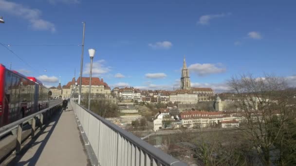 Przejście Dla Pieszych Przez Most Kirchenfeldbrucke — Wideo stockowe