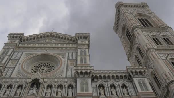 Grijze Wolken Boven Een Kathedraal — Stockvideo