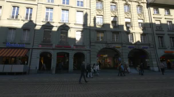 Locales Turistas Caminando Por Calle Marktgasse — Vídeo de stock