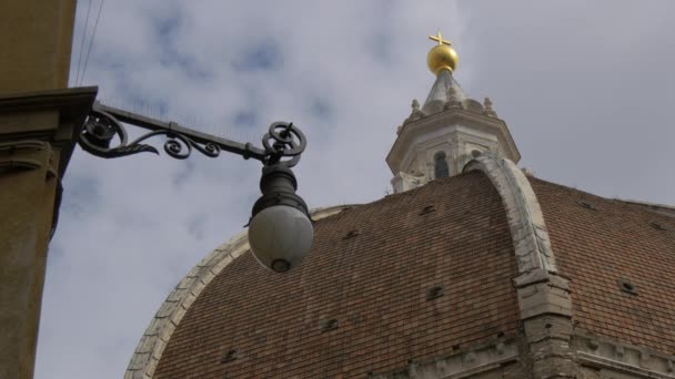 教会のドームの近くの街灯 — ストック動画
