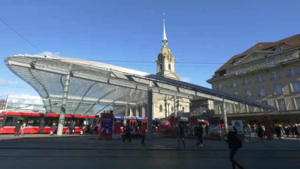 Overvolle Tramhalte Bahnhofplatz — Stockvideo