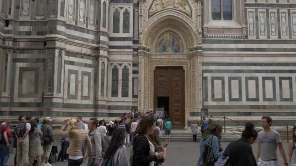 Turistas Esperando Fila Perto Uma Catedral — Vídeo de Stock