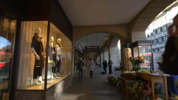 Caminando Por Pasillo Calle Spitalgasse Berna — Vídeos de Stock