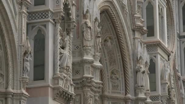 Estátuas Santos Parede Exterior Uma Igreja — Vídeo de Stock