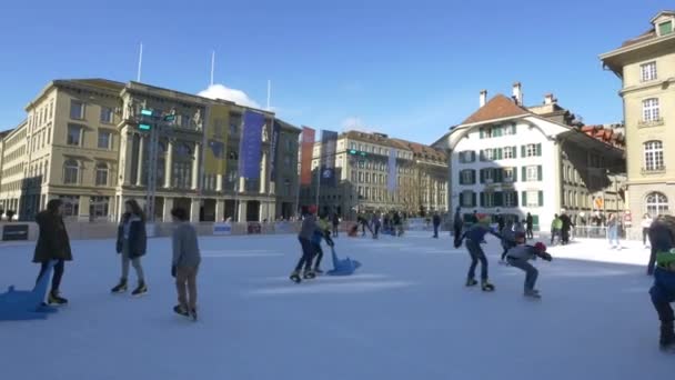 Pessoas Patinando Gelo Praça Bundesplatz — Vídeo de Stock