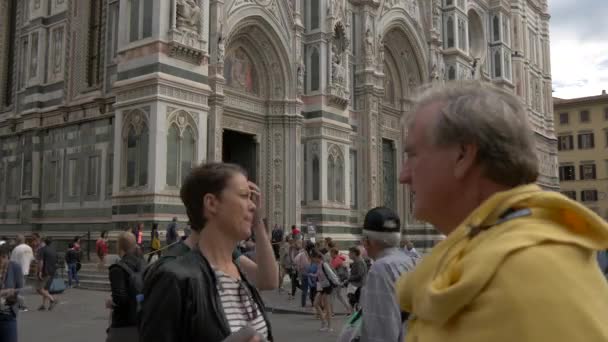 Menschen Gehen Einer Kathedrale Vorbei — Stockvideo