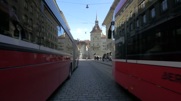 Bus Rosso Tram Nella Stazione Barenplatz — Video Stock