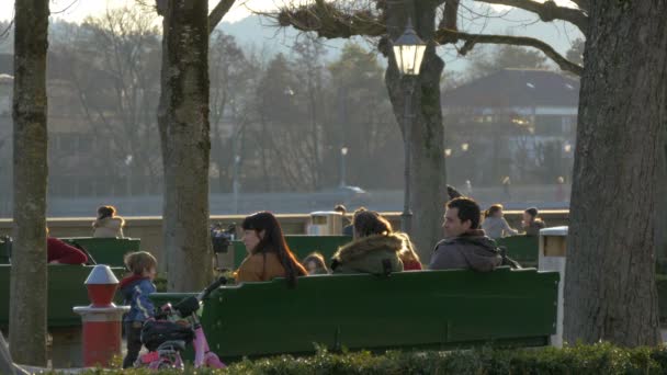 Personer Som Sitter Bänkar — Stockvideo