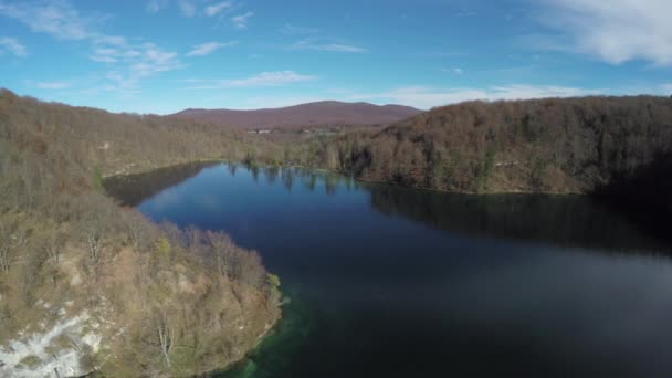 Aérea Lago Rodeado Colinas Parque Plitvice — Vídeo de stock