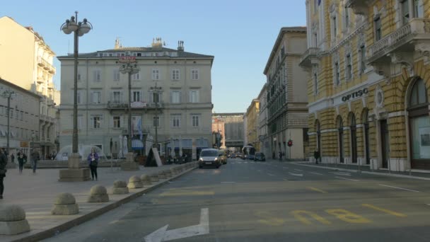 Strada Accanto Una Piazza Con Fontana — Video Stock