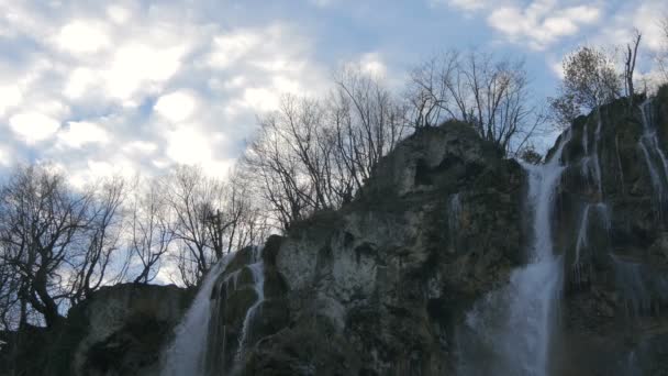 Laag Uitzicht Een Waterval Bij Plitvice Park — Stockvideo