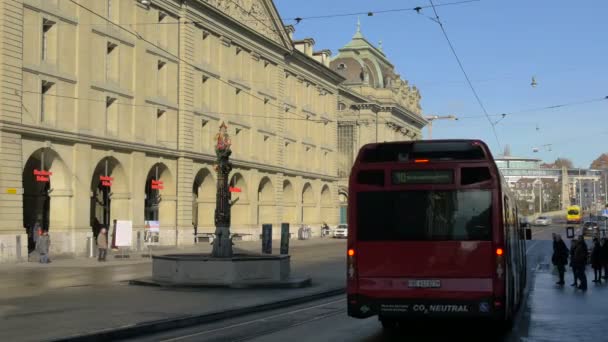 Buszmegálló Buszpályaudvaron — Stock videók