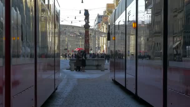 Tramwaje Przejeżdżające Przez Fontannę Pfeiferbrunnen — Wideo stockowe