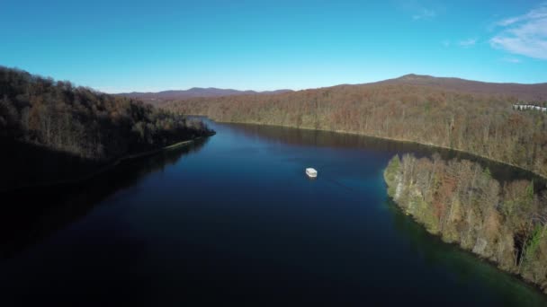 Luchtfoto Van Een Boot Het Meer Bij Plitvice Park — Stockvideo