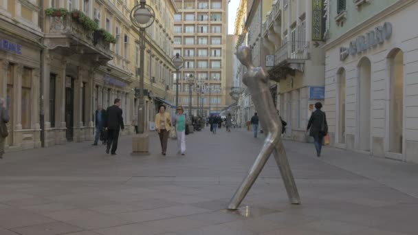Une Sculpture Sur Une Rue Piétonne — Video