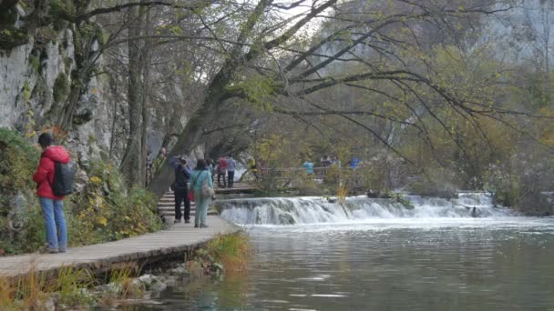 参观Plitvice公园的游客 — 图库视频影像
