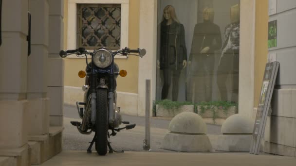 Geparktes Motorrad Auf Einer Schmalen Straße — Stockvideo