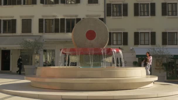 里耶卡Ivana Koblera广场的一个水源 — 图库视频影像