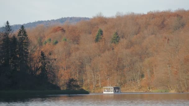 Toeristische Boot Een Beboste Heuvel Bij Plitvice Park — Stockvideo