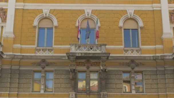 Banderas Ondeando Edificio — Vídeo de stock