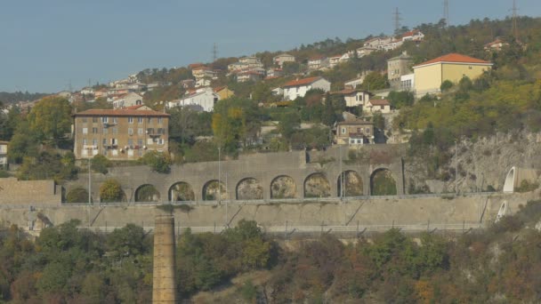 Een Heuvel Rijeka — Stockvideo