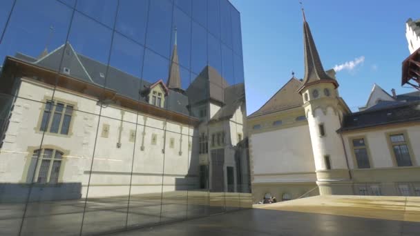 Réflexion Vieux Bâtiments Dans Bâtiment Verre — Video