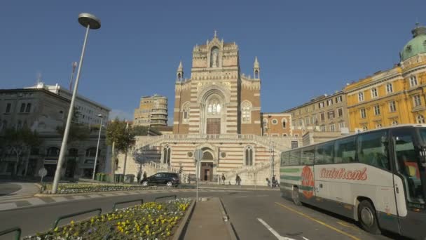 Blick Auf Eine Kirchenfassade — Stockvideo