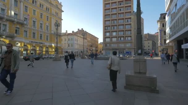 在里耶卡Jadranski广场散步 — 图库视频影像