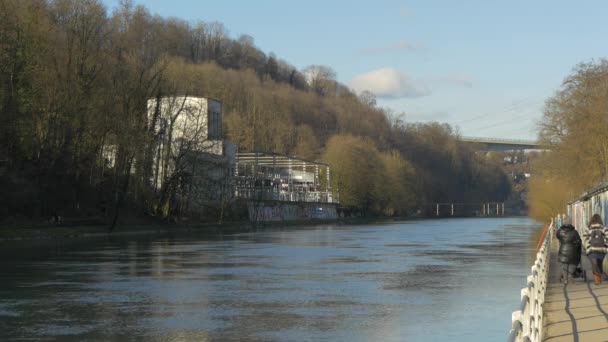 Mensen Die Langs Een Rivier Lopen — Stockvideo