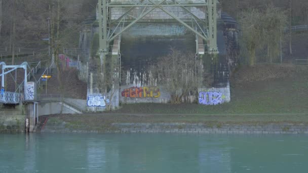 Betonkonstruktion Mit Graffiti Fluss — Stockvideo
