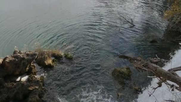 Hoge Hoek Uitzicht Een Waterval Bij Plitvice Park — Stockvideo