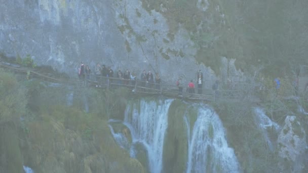 Toeristen Boven Een Waterval Bij Plitvice Park — Stockvideo