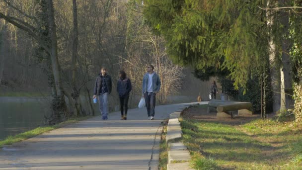 Fare Una Passeggiata Lungo Fiume — Video Stock