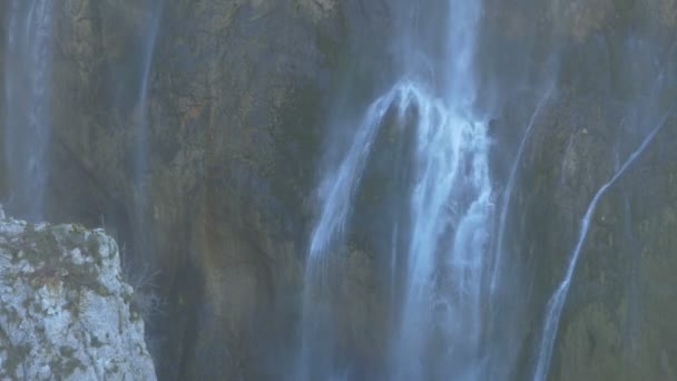 Närbild Ett Vattenfall Nedför Kulle Vid Plitvice — Stockvideo