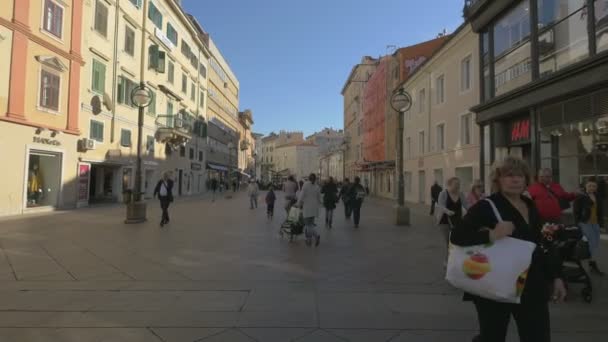 Pessoas Andando Korzo Rijeka — Vídeo de Stock