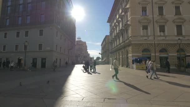 Persone Piedi Nel Centro Della Città Fiume — Video Stock