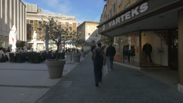 Wandelen Langs Winkels Een Vierkant — Stockvideo