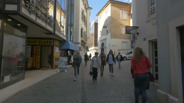 Tuğla Kaldırımlı Bir Sokakta Yaşayan Insanlar — Stok video