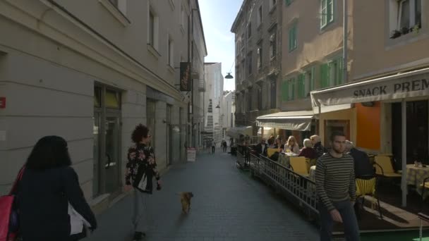 Relajarse Una Pequeña Calle Peatonal — Vídeos de Stock